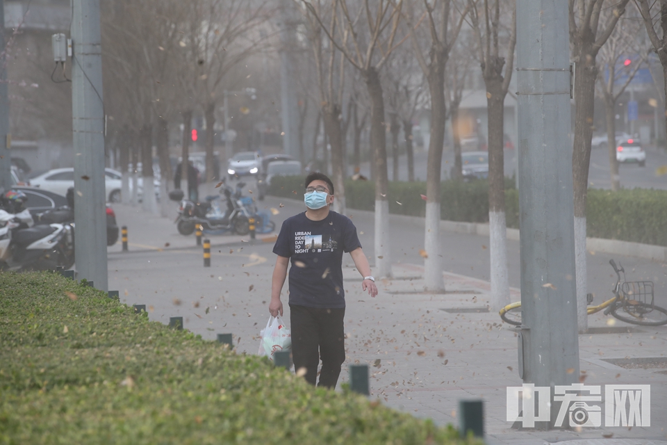 中宏网北京3月18日电（记者 富宇 康书源）3月18日，北京遭遇今年以来最强大风天气，阵风可达9～10级，并伴有沙尘。 中宏网记者 富宇 摄