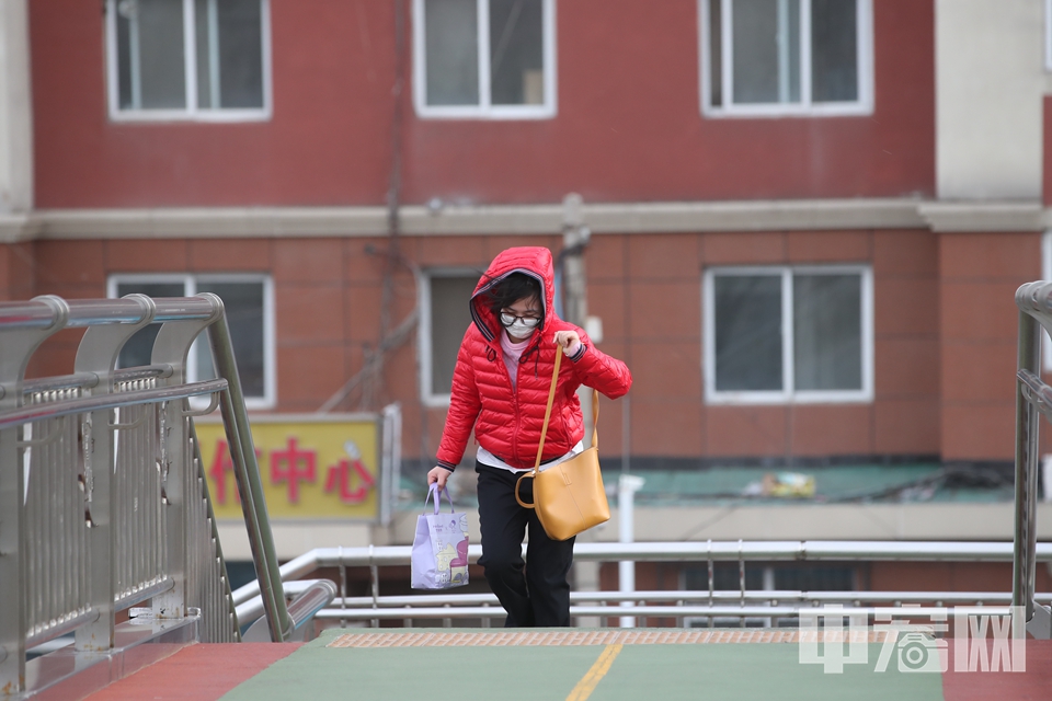 市民在大风中出行。 中宏网记者 富宇 摄