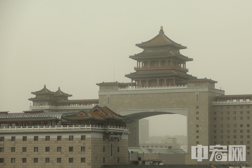 沙尘天气中的北京西站。 中宏网记者 康书源 摄