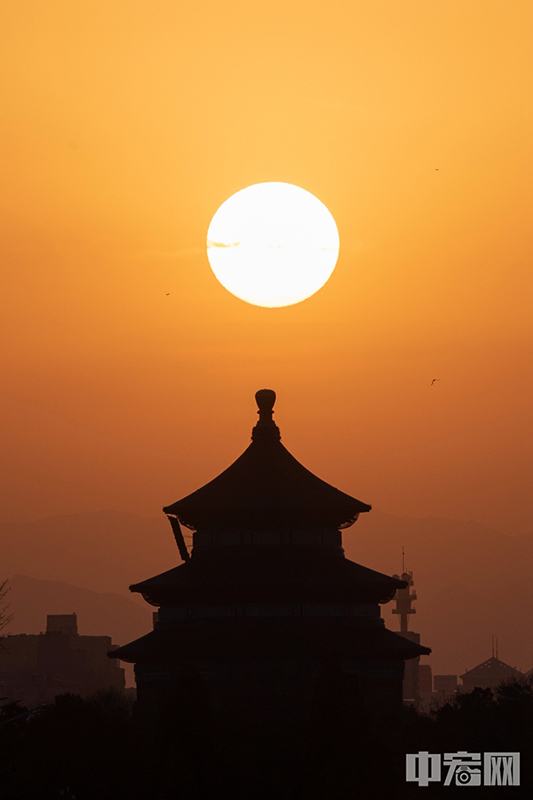 中宏网3月19日电（记者 富宇）3月19日，春分前一天，北京迎来半年一度的“悬日”奇观。日落时分，天坛祈年殿仿佛“头顶”落日一般，景象奇特。