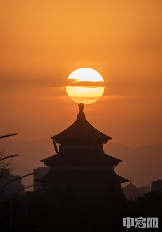 3月19日，春分前一天，北京迎来半年一度的“悬日”奇观。日落时分，天坛祈年殿仿佛“头顶”落日一般，景象奇特。 中宏网记者 富宇 摄