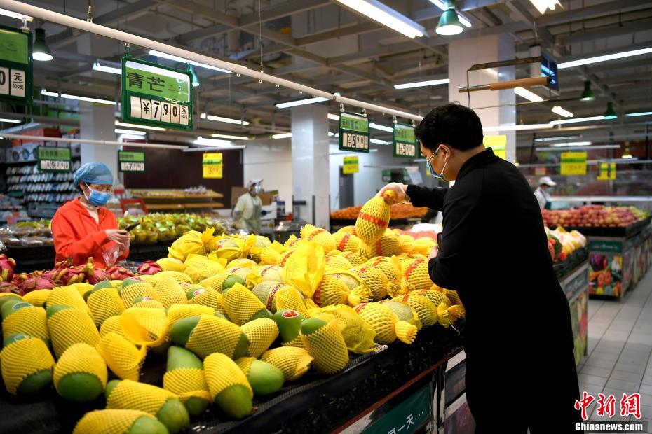 居民在武汉市洪山区中百仓储南湖购物广场店选购水果。中新社记者 安源 摄