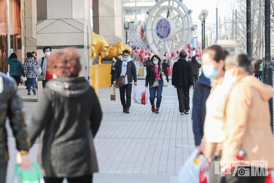 3月17日，市民在崇文门新世界百货附近逛街。 中宏网记者 富宇 摄
