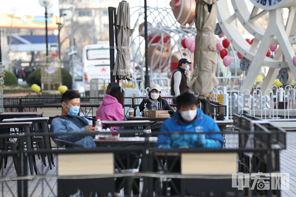市民在崇文门新世界百货前喝咖啡。 中宏网记者 富宇 摄
