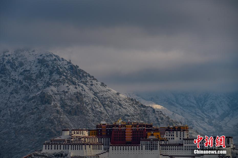 雪后的布达拉宫与雪山相映成趣。何蓬磊 摄