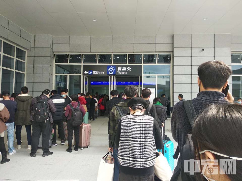 3月25日下午，滞留湖北的北京人员第一批两个车次800余人抵达北京西站。据了解，此次返京工作采取有组织、“点对点”方式进行，全程闭环管理、无缝衔接。图为离鄂返京人员进站。