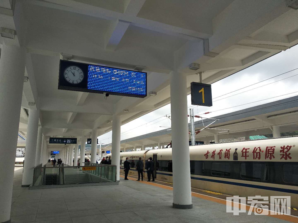 即将开往北京西站的G4834次列车。