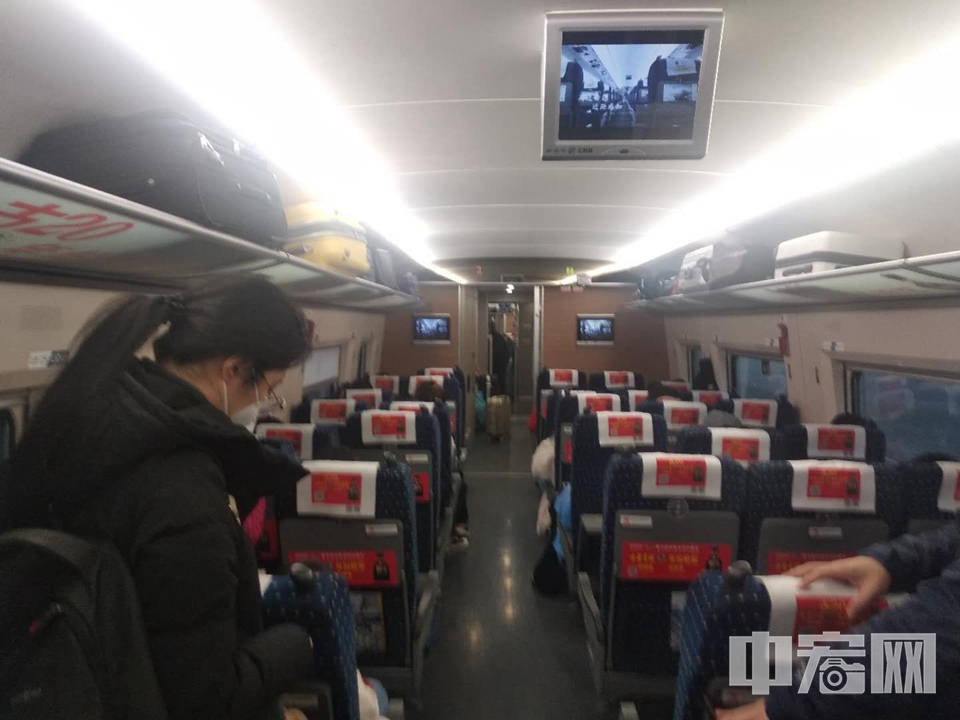 25日下午，首批滞留湖北人员乘坐G488次和G4834次列车抵达北京西站。旅客下车后，走专用通道出站，由各区统一提供的大巴车接回，而后需要进行为期14天的居家隔离。