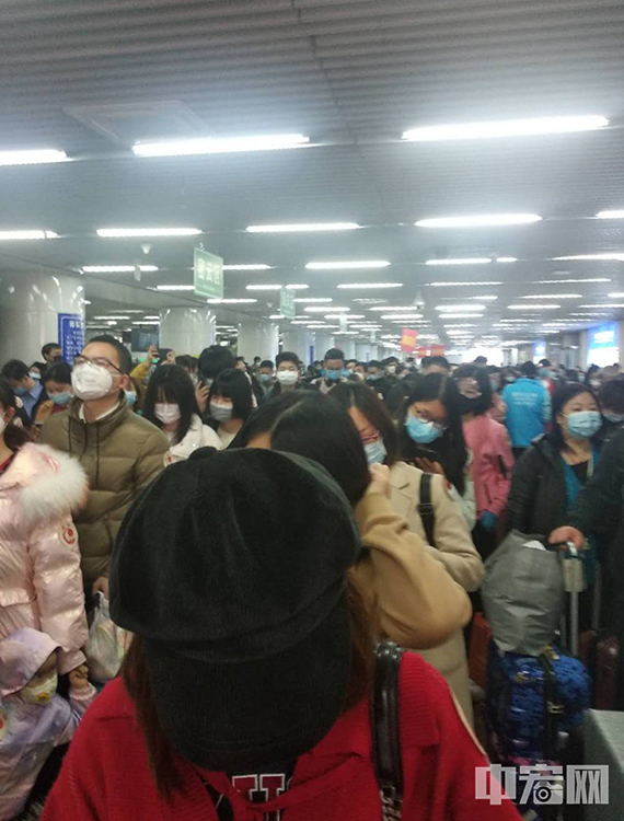 旅客下车后，走专用通道出站，由各区统一提供的大巴车接回，而后需要进行为期14天的居家隔离。