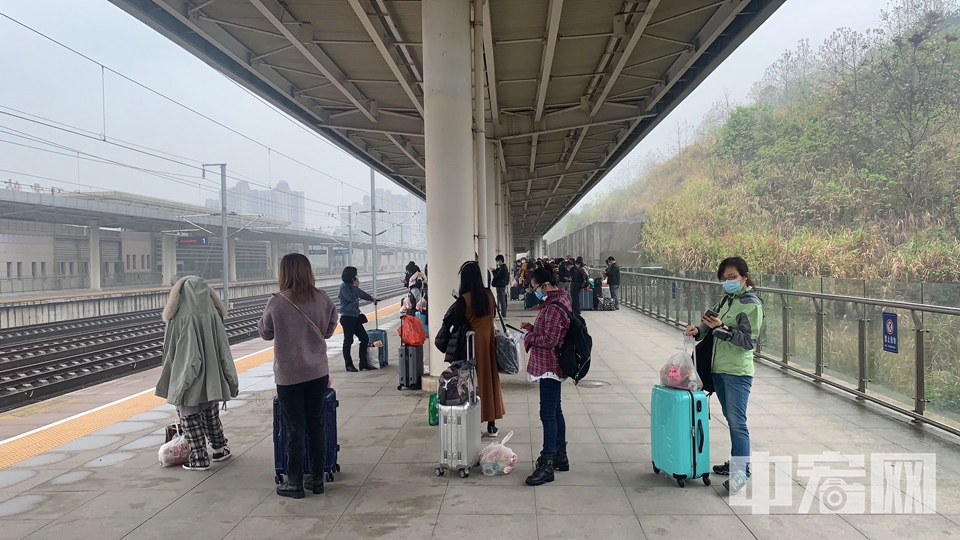 离鄂返京人员在站台候车。