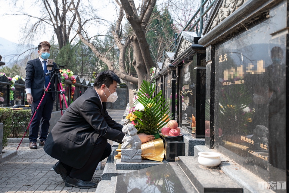 中宏网3月30日电（记者 康书源）清明节前夕，北京万佛华侨陵园推出代为祭扫服务。工作人员为预约的市民代为清扫墓碑、敬献鲜花，并免费摆放祭品，还会根据特定需求摆放电子蜡烛等。截止3月29日晚，万佛华侨陵园共完成代祭700余次。<br/>
为减少疫情期间市民出行，避免墓园人群聚集，北京市民政局在全市范围内开展代为祭扫服务，市民可通过北京市2020年清明节祭扫预约服务系统进行申请。公墓可免费提供擦拭墓碑、敬献鲜花等服务。<br/>
3月30日，北京万佛华侨陵园工作人员向墓碑献花。中宏网记者 康书源 摄