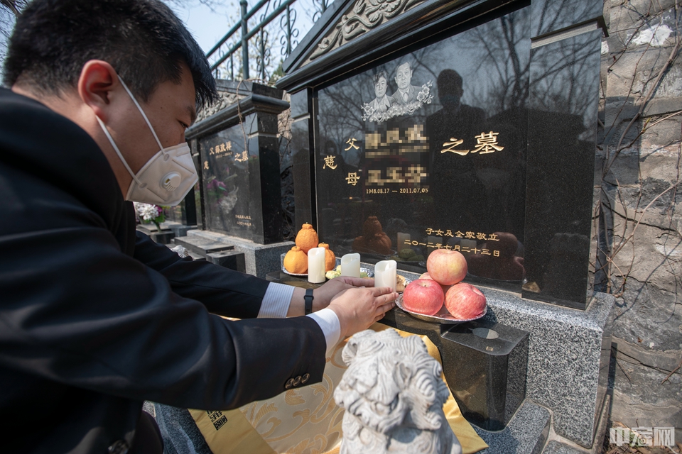 3月30日，北京万佛华侨陵园工作人员摆放电子蜡烛。中宏网记者 康书源 摄