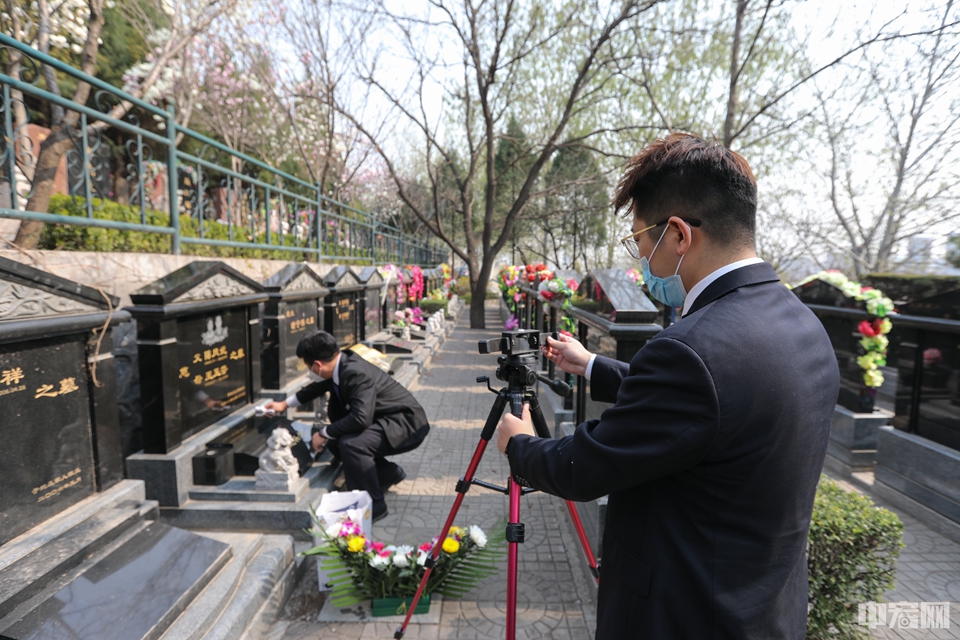 3月30日，北京万佛华侨陵园工作人员正在调试三脚架，为特殊需求的市民进行视频直播代祭服务。中宏网记者 康书源 摄