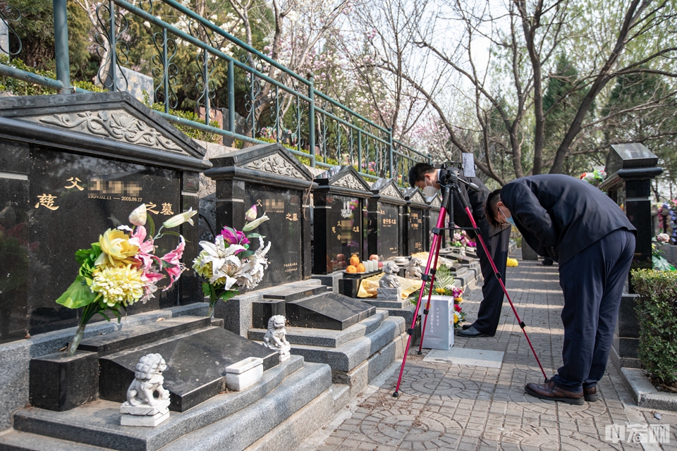 3月30日，北京万佛华侨陵园工作人员完成代祭工作后向墓碑鞠躬。中宏网记者 康书源 摄