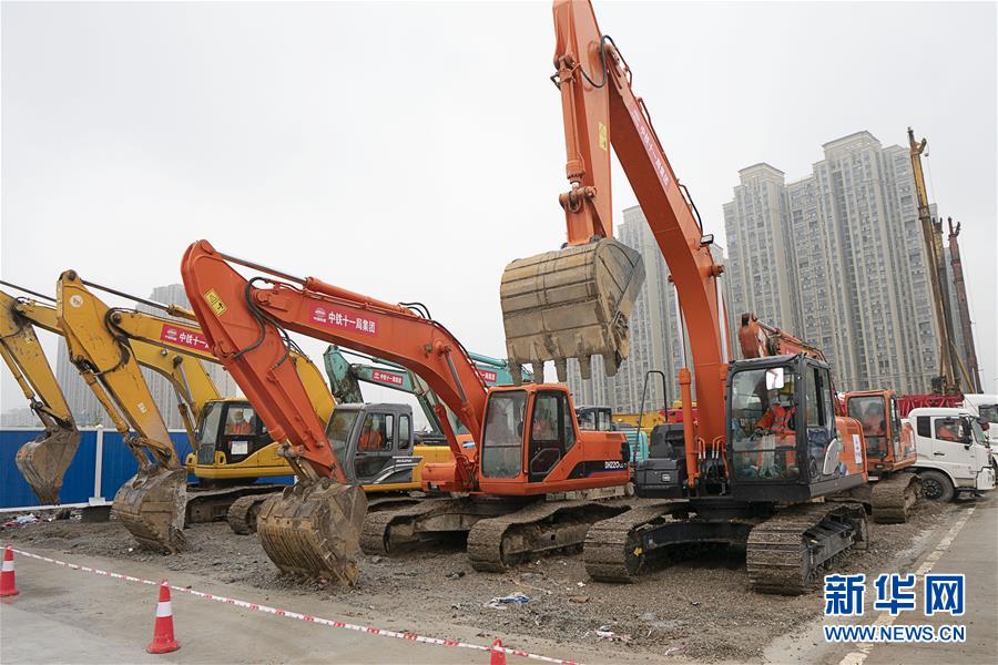 3月30日，工人在施工现场作业。 当日，武汉地铁12号线（武昌段）建设项目在江楚大道站宣布正式开工。截至当日，武汉轨道交通12个在建项目已全面复工。 新华社记者熊琦摄