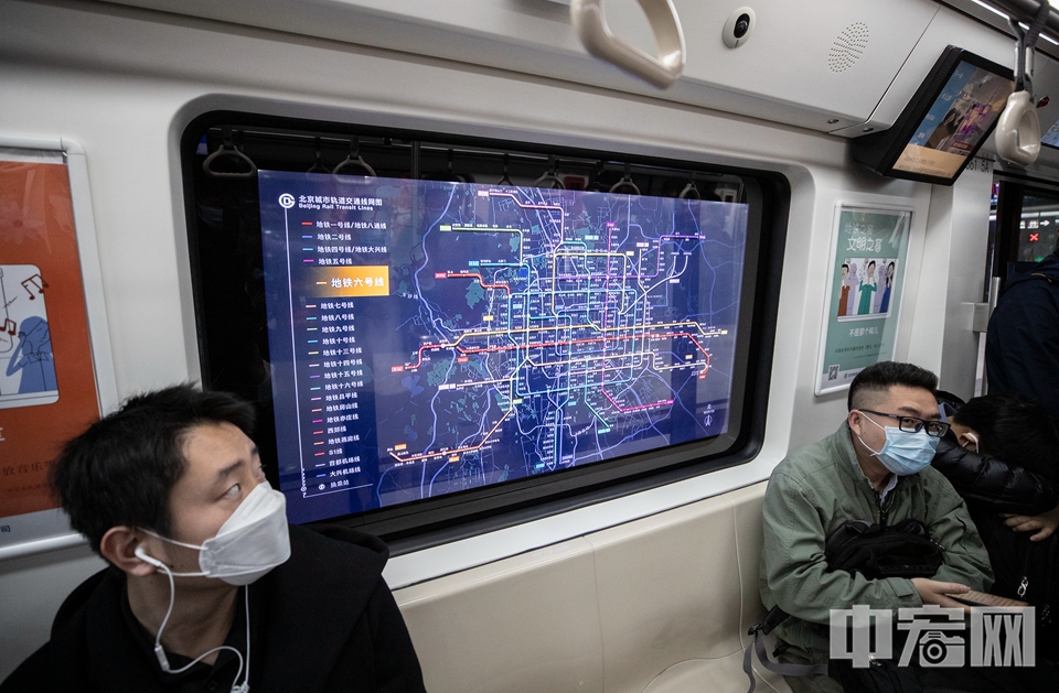 据了解，这是由北京地铁公司、交控科技股份有限公司联合其他单位共同研发的“首都智慧地铁”科研项目成果——智能列车乘客服务系统，目前正在6号线列车上进行试验。中宏网记者 富宇 摄