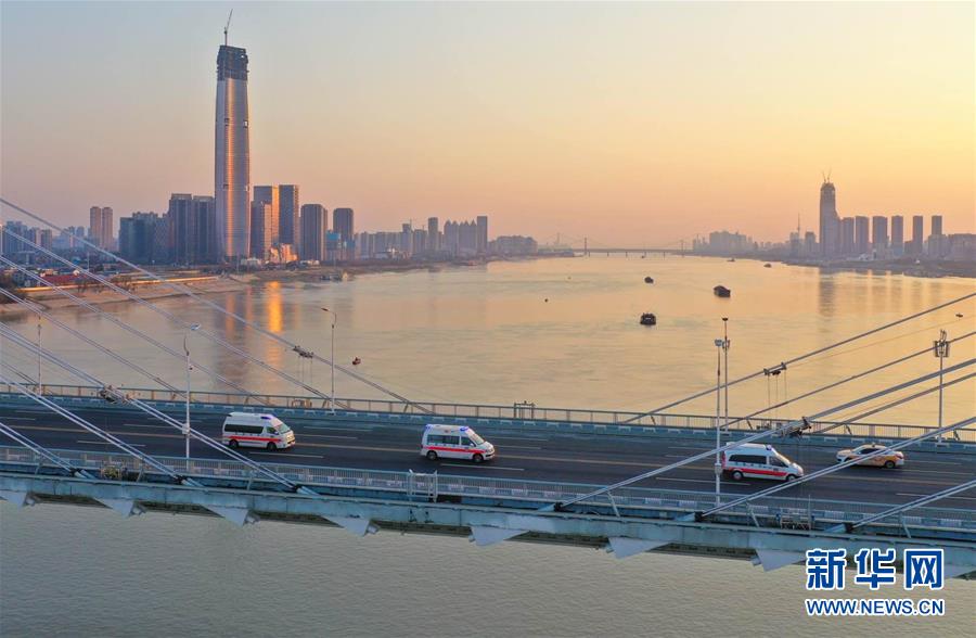 2月20日，在转运患者的途中，河南省支援湖北医疗急救转运队经过武汉长江二桥（无人机照片）。  新华社发