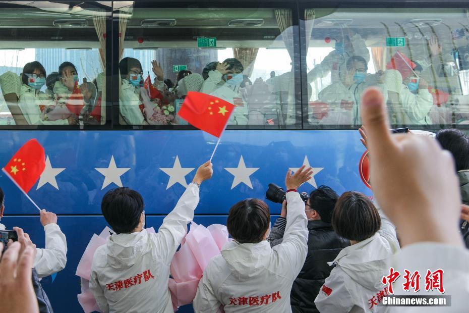4月2日，医疗队队员向战友挥手告别。当日，天津市第四批、第十一批支援湖北医疗队返津的216名队员经过14天充分休整，解除医学隔离。 中新社记者 佟郁 摄