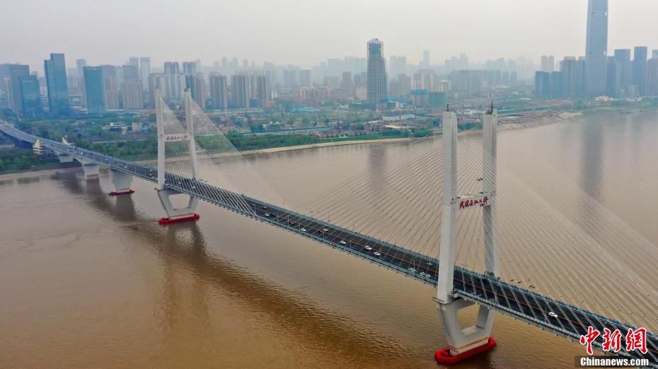 武汉长江二桥是连接汉口与武昌的过江通道。 周星亮 摄