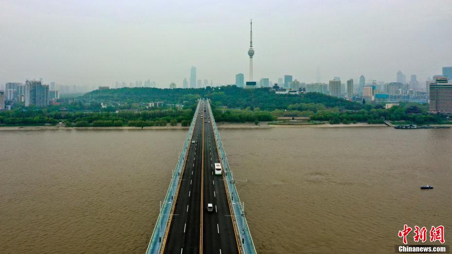 车辆经过武汉长江大桥。 周星亮 摄