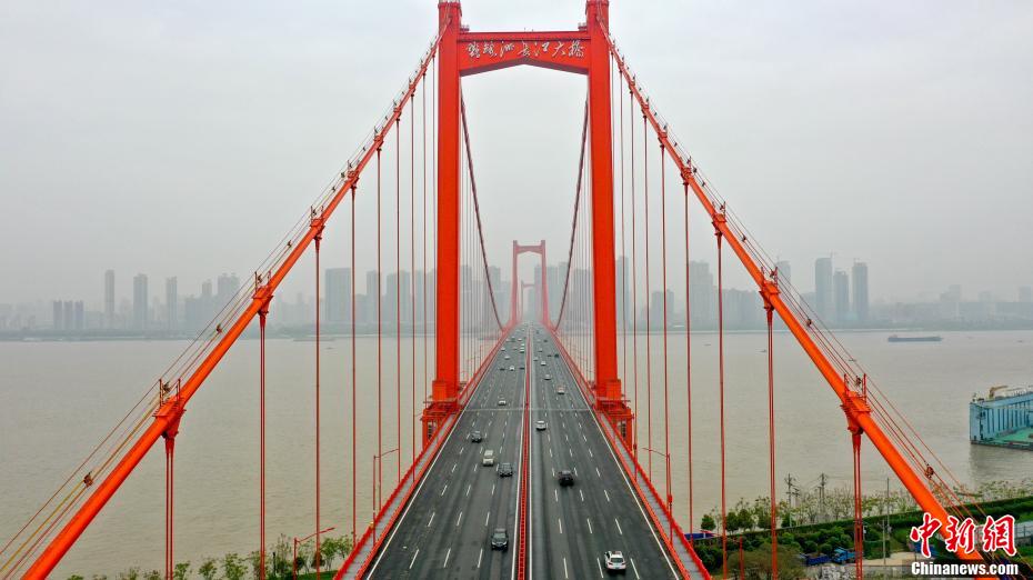 4月2日，在武汉长江大桥、武汉长江二桥、杨泗港长江大桥、鹦鹉洲长江大桥等大桥上，行驶的车辆明显增多。随着疫情防控形势好转，武汉这座“封闭”长达两个月的城市正慢慢恢复。图为鹦鹉洲长江大桥上车辆明显增多。 周星亮 摄