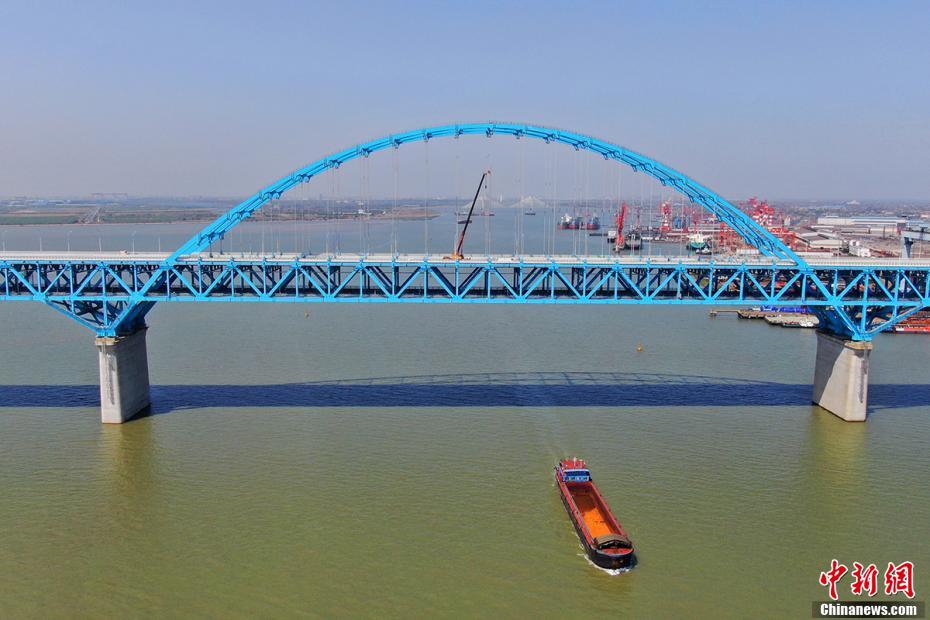 沪通大桥是我国沿海铁路大通道沪通铁路控制性工程，连接张家港市和南通市。 许丛军 摄