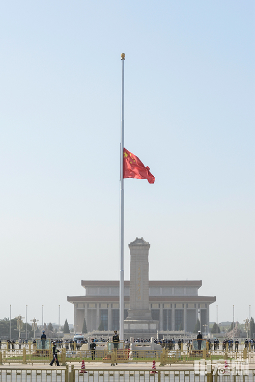 天安门广场降下半旗。 中宏网记者 富宇 摄