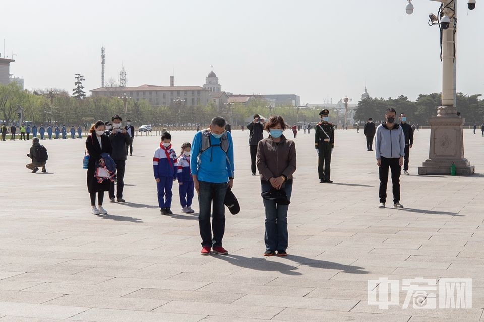 人们在天安门广场低头默哀，表达哀思。 中宏网记者 富宇 摄