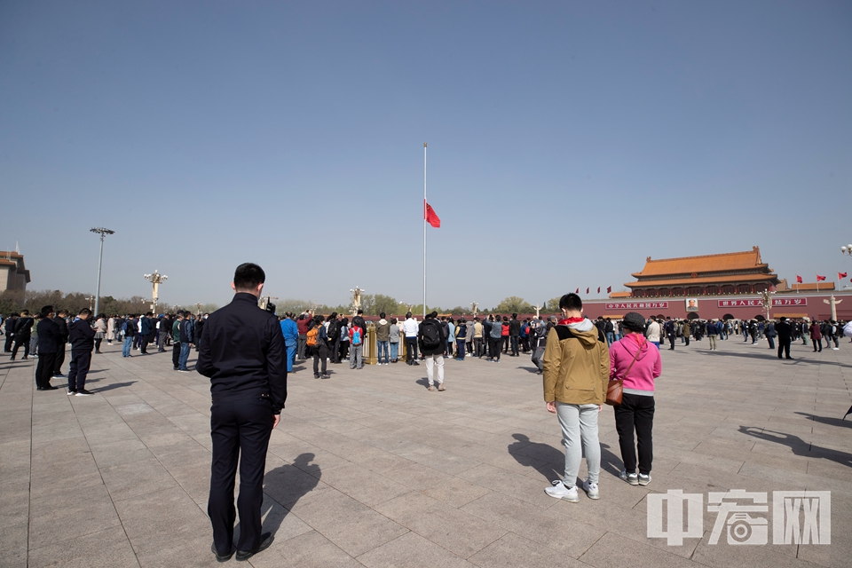 民众低头默哀，表达对抗疫烈士和逝世同胞的哀悼。 中宏网记者 富宇 摄