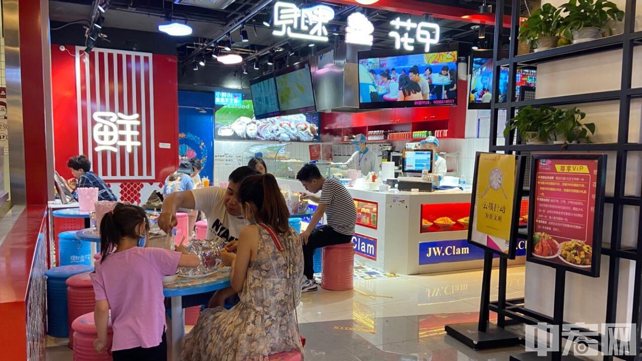 北京新一版4.0餐饮行业经营服务指引明确要求，就餐座位间要保持一米以上距离，要在包间门口或包间内显著位置提示最大容纳人数，每个餐次的顾客离开后，要做好清洁消毒和通风处理。中宏网记者刘一乐 摄