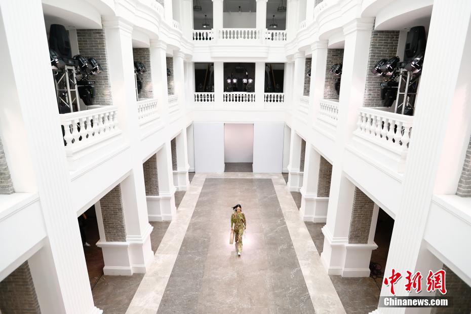 5月5日，模特在北京劝业场展示设计师韩磊设计的时装。中新社记者 盛佳鹏 摄