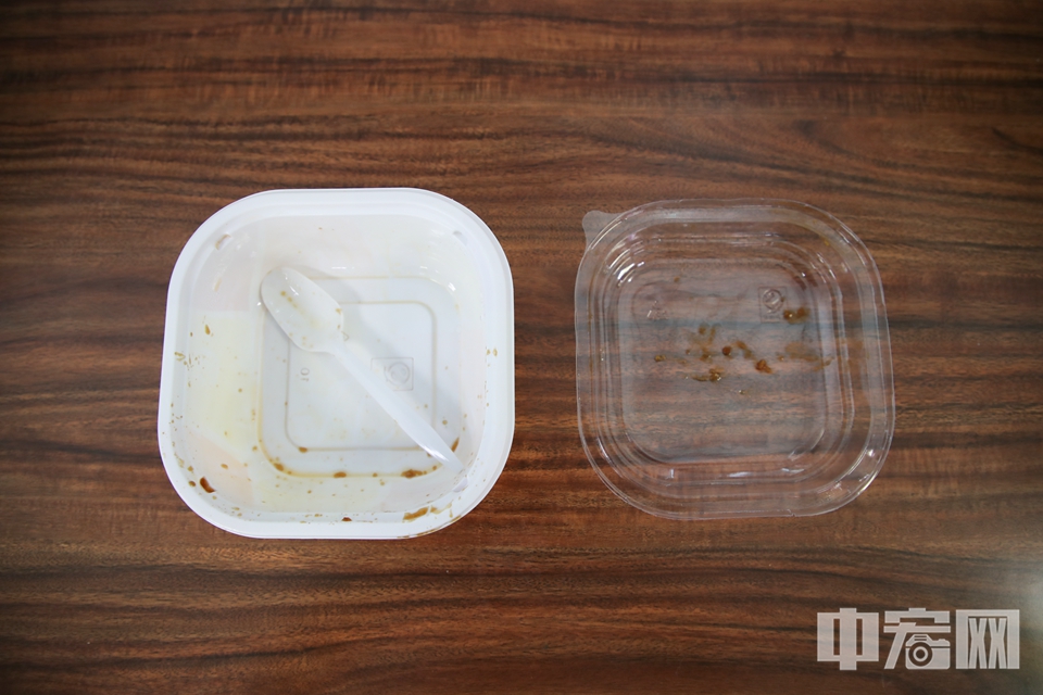 当然，我们更鼓励大家把饭吃光。空餐盒洗干净可以扔进可回收物，未清洗就要扔进其他垃圾。 中宏网记者 富宇 摄