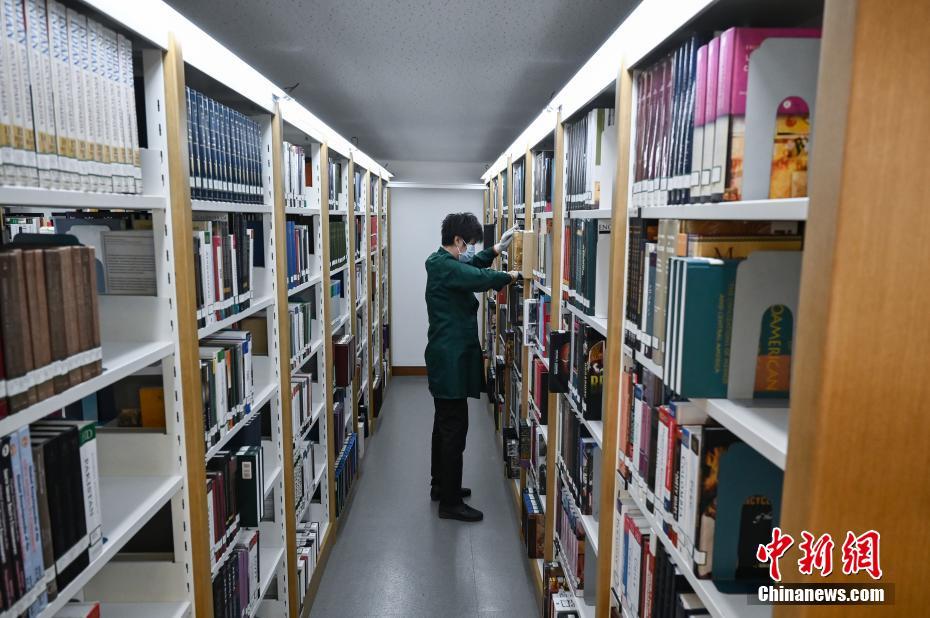 中国国家图书馆工作人员在馆内整理图书。中新社记者 张兴龙 摄