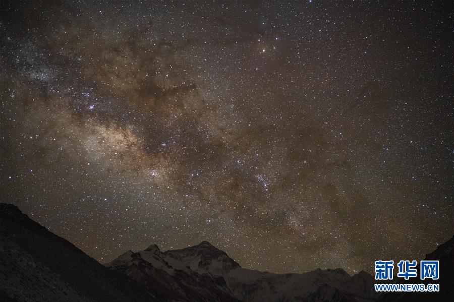 4时11分拍摄的珠峰上空的星河（4月17日摄）。

　　珠穆朗玛峰是世界海拔最高的山峰。

　　这里气候复杂无常，景色瞬息万变。这里既能看到阳光明媚、白雪闪烁，也能观赏到日出日落、星河出没。不同的时间，能够呈现不同的巅峰景致，让人目不暇接，美不胜收。

　　新华社记者 孙非 摄