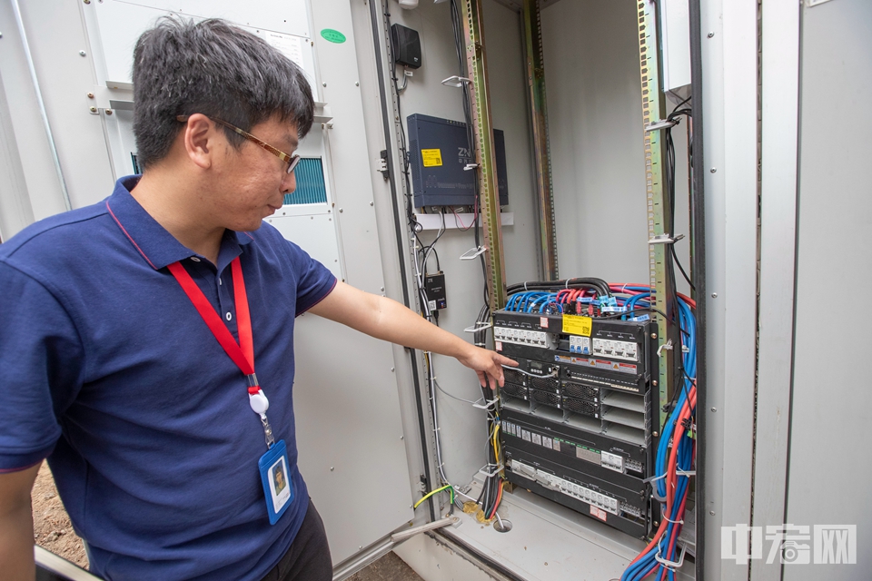 中国铁塔的工程师正在检查基站的电源设备。中宏网记者 康书源 摄
