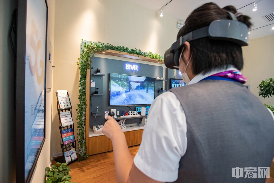 工作人员在互动体验区展示热门VR游戏的操作。中宏网记者 康书源 摄