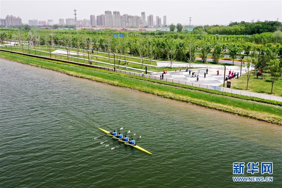 5月12日，山西皮划艇队的队员在汾河太原城区晋阳桥段附近的水面上训练（无人机照片）。 新华社记者 曹阳 摄