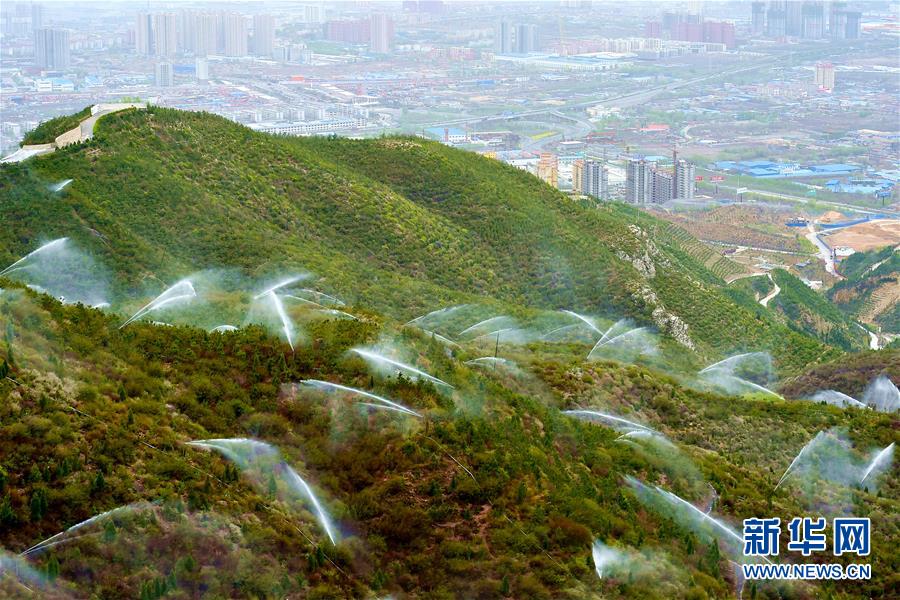 太原市玉泉山的喷灌作业正在进行（2016年4月12日摄）。 新华社记者 曹阳 摄