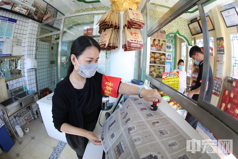 市民及游客持地图，可寻踪打卡前门老字号与非遗商家门店，集盖牌匾同款特色地图印章，集齐10枚印章，即可在前门铛铛车售票亭兑换5折优惠卷一张；持地图可享受前门大街42家品牌商户独家折扣优惠；持地图可线上实时预约前门大街金牌讲解员免费导览服务，在专业讲解陪同下畅游六百年前门大街，领略独特风貌和历史文化。