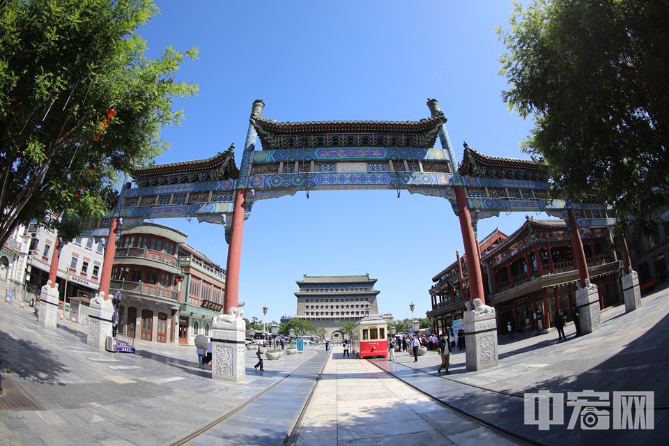 中宏网北京5月20日电（记者 富宇）5月19日，前门大街举办“垃圾科学分类，爱与文明同行”主题活动，向游客和街区商户宣讲垃圾分类知识，推广垃圾分类理念。同时，据前门大街运营主体天街集团介绍，目前，前门非遗文博手绘打卡地图V1.0”在前门非遗老字号门店免费发放，首发限量2000份。