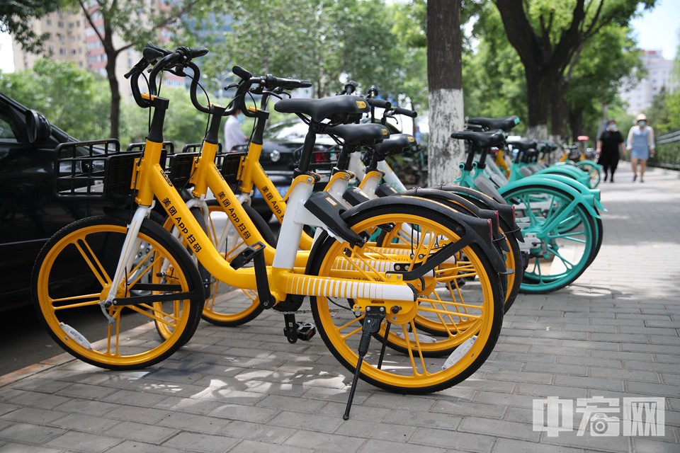自6月起，北京市还将推出多种多样的骑行优惠措施，如对每自然月高频使用共享单车或单次骑行时间较长的骑行人提供奖励或折扣优惠。 中宏网记者 富宇 摄