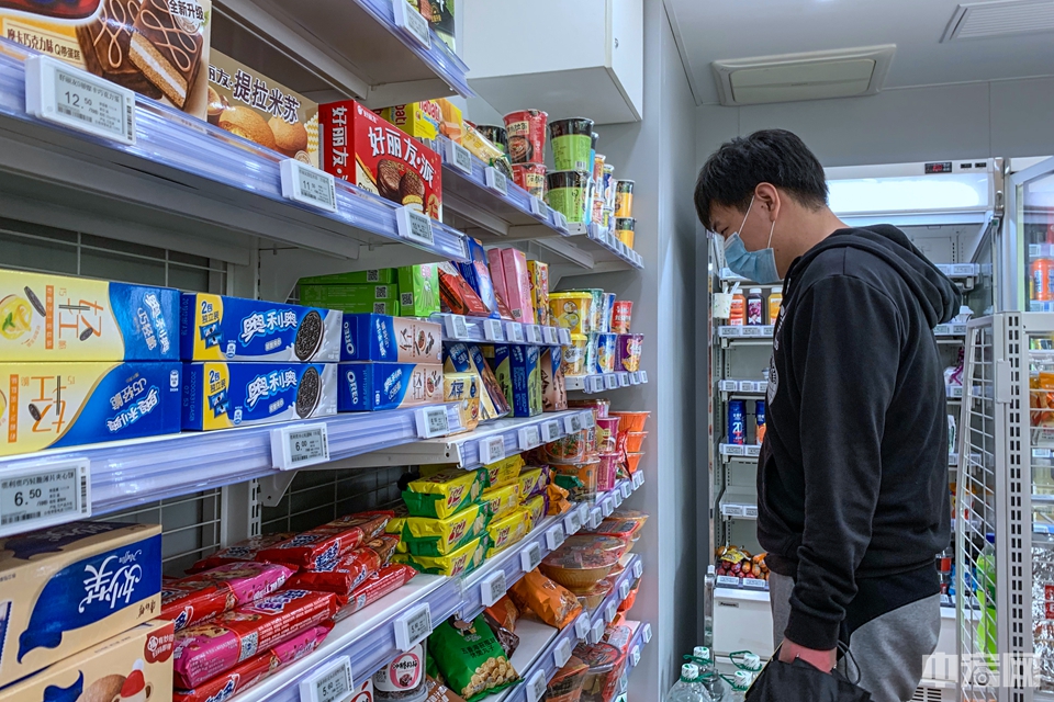 市民在北京丰台区一家无人超市挑选商品。中宏网记者 康书源 摄