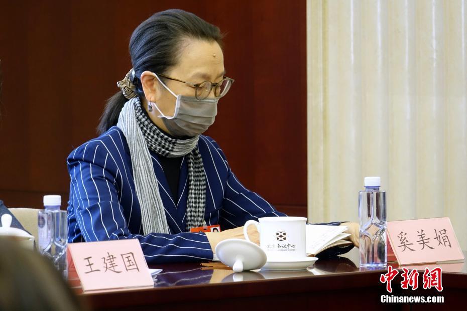 5月24日下午，出席全国政协十三届三次会议的文艺界别委员在北京会议中心举行小组会议，围绕小组关注的热点问题讨论。图为全国政协委员奚美娟参加小组会议。中新社记者 马秀秀 摄
