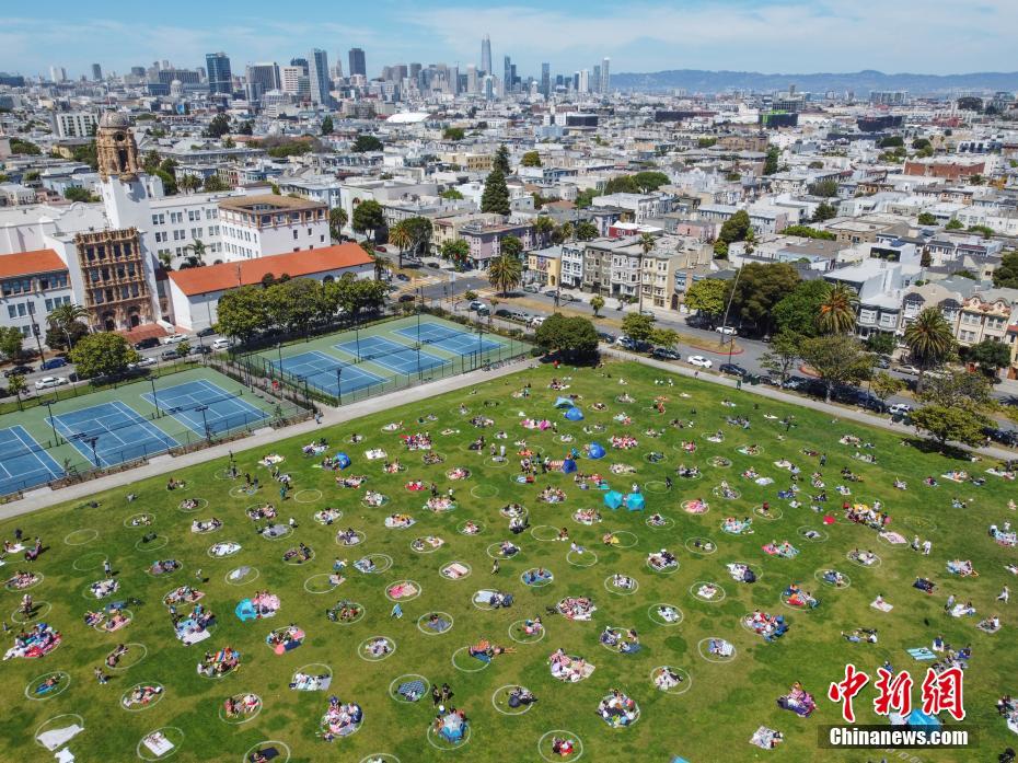 当地时间5月24日，美国旧金山市区的多洛雷斯公园在草坪上画出数百个圆圈，以敦促前来休闲娱乐的人们保持“社交距离”。 中新社记者 刘关关 摄