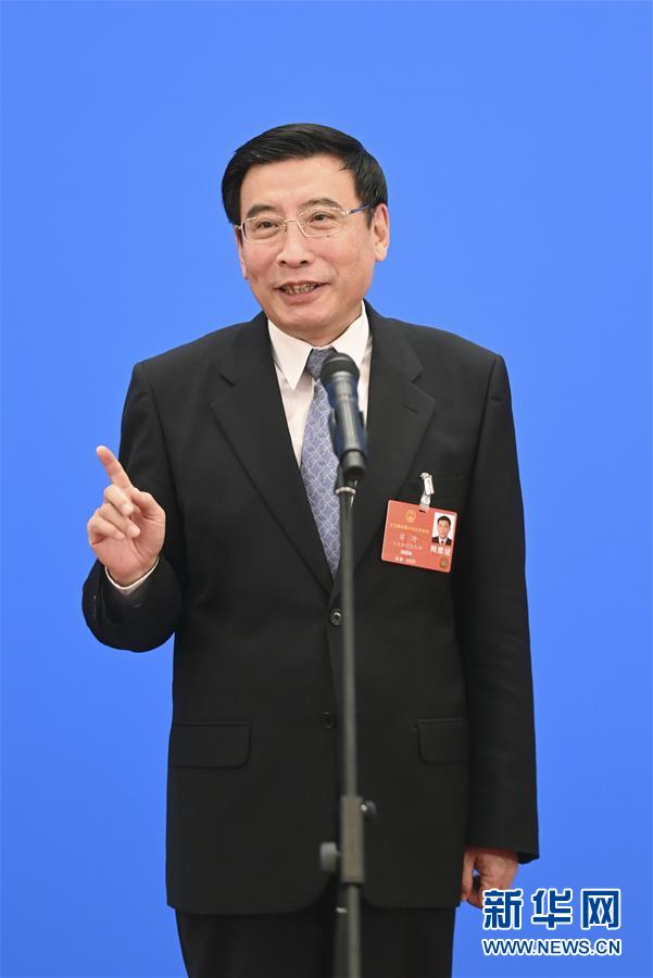 5月25日，第十三届全国人民代表大会第三次会议举行第二场“部长通道”采访活动。这是工业和信息化部部长苗圩通过网络视频方式接受采访。 新华社记者 陈晔华 摄