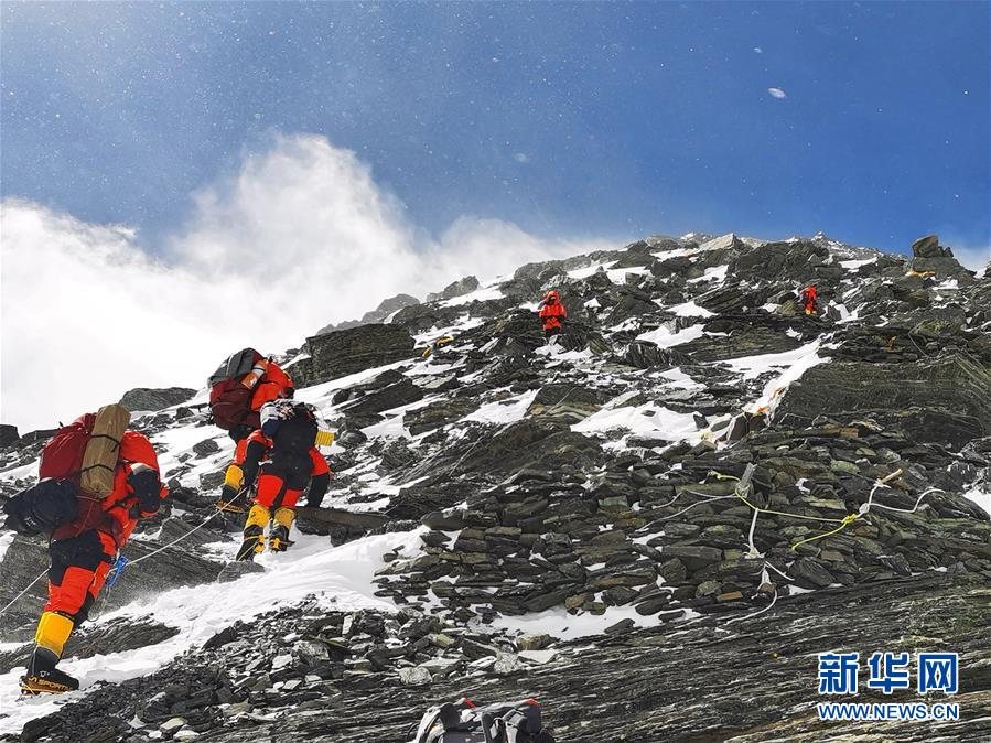 5月26日，冲顶队员从海拔7790米的二号营地出发，前往海拔8300米的突击营地。 记者从2020珠峰高程测量登山队了解到，8名冲顶队员26日11时从海拔7790米的二号营地出发，当日将抵达海拔8300米的突击营地。预计27日凌晨冲顶。 新华社特约记者 扎西次仁 摄
