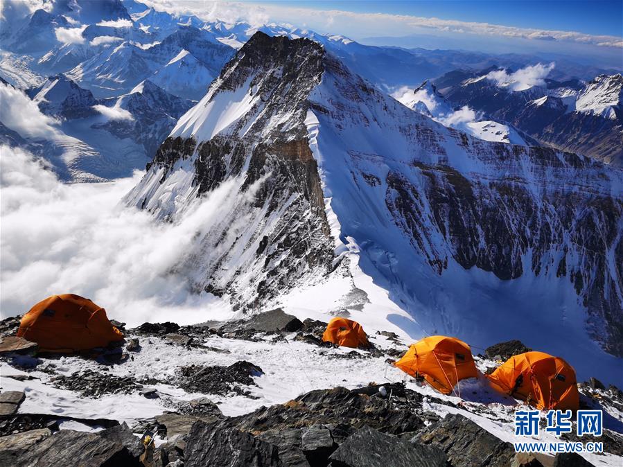 5月25日，从珠峰海拔7790米的二号营地遥望章子峰。 珠峰海拔7790米的二号营地位于“大风口”上方的冰岩混合地带斜坡之上。大风是这个营地的特色，气温可低至零下20摄氏度以下。 新华社特约记者 扎西次仁 摄 图片来源：新华网