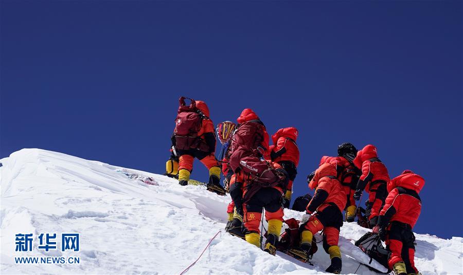 5月27日，2020珠峰高程测量登山队成功登顶。 新华社特约记者 扎西次仁 摄