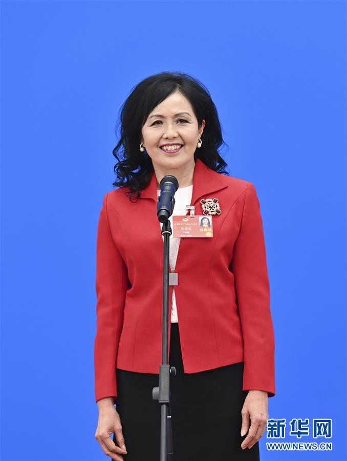 5月27日，在北京人民大会堂新闻发布厅举行全国政协十三届三次会议第三场“委员通道”采访活动。这是全国政协委员陈清霞通过网络视频方式接受媒体采访。 新华社记者 刘金海 摄
