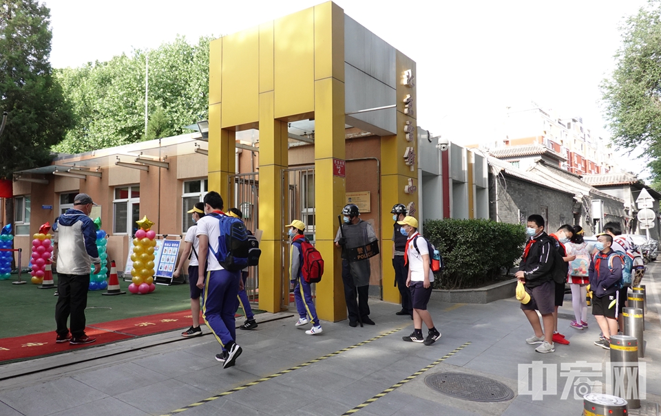 6月1日一大早，记者在西城区雷锋小学门口看到，校门外已经等候了不少六年级学生。 中宏网记者 富宇 摄